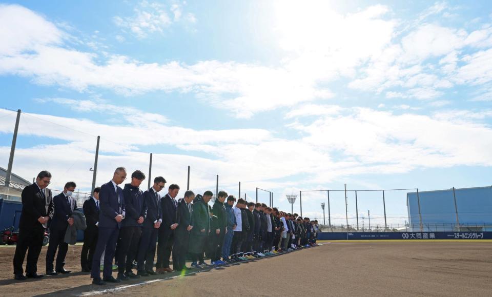 　阪神・淡路大震災から３０年。黙とうを捧げるオリックスの選手、関係者ら（撮影・立川洋一郎）