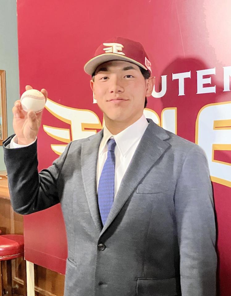 　入団会見を行った小森