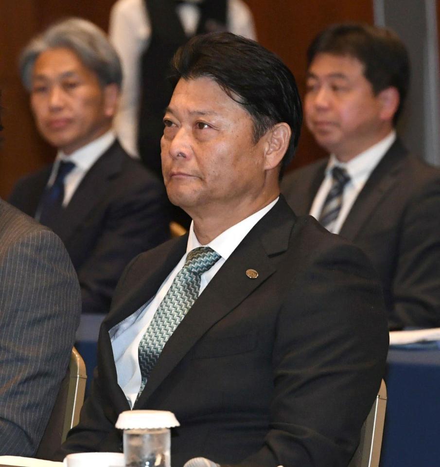 　スタッフミーティングに臨む橋上１軍作戦戦略コーチ（撮影・佐藤厚）