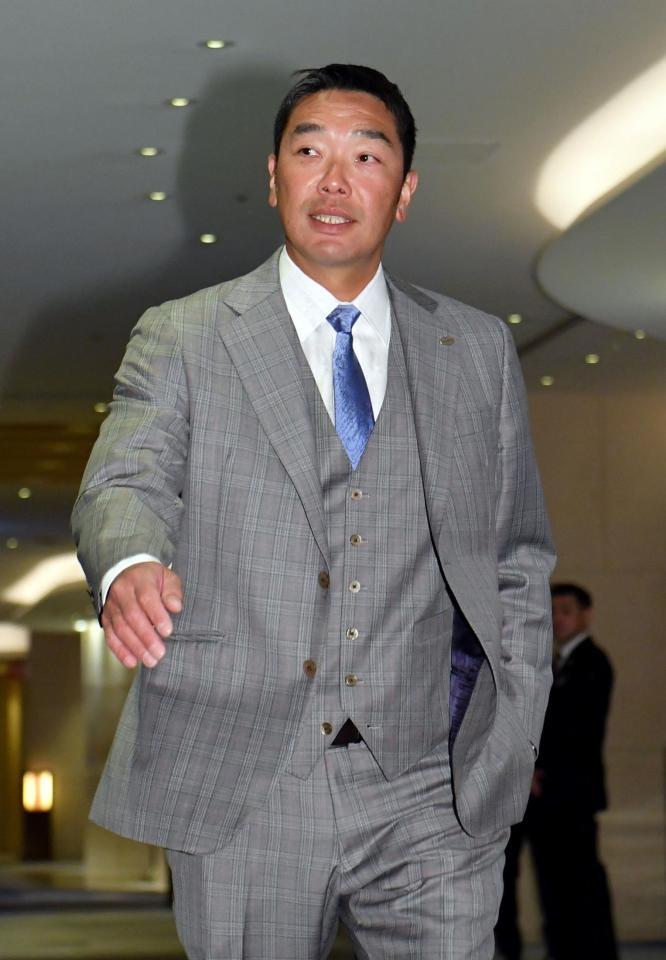 　スタッフミーティングの会場に向かう阿部監督（撮影・佐藤厚）