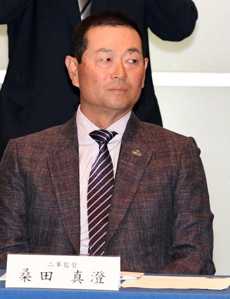 　スタッフミーティングに臨む桑田２軍監督（撮影・佐藤厚）