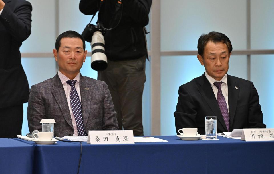 　スタッフ会議に臨む桑田２軍監督（左）と川相２軍総合コーチ