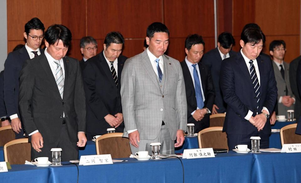 　故渡辺恒雄氏に哀悼の意を表し黙とうする阿部監督（中央）と首脳陣（撮影・佐藤厚）