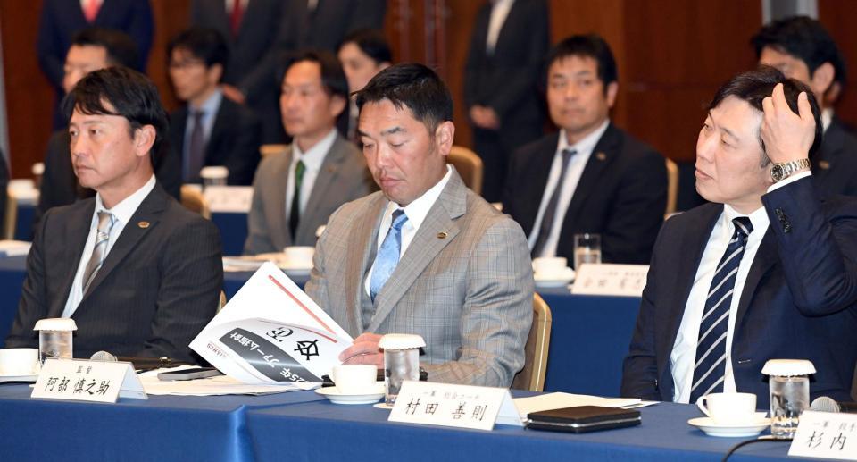　資料に目を通す阿部監督（中央）＝撮影・佐藤厚