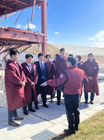 東日本大震災の被災地、旧防災対策庁舎で献花を行い、当時の話を聞くルーキーたち