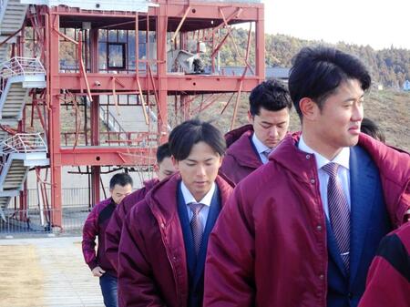 被災地を訪問したドラフト１位・宗山