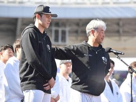 ファン感謝デーのオープニングで吉井監督（右）に呼ばれステージ中央に立つ佐々木＝２０２４年１１月