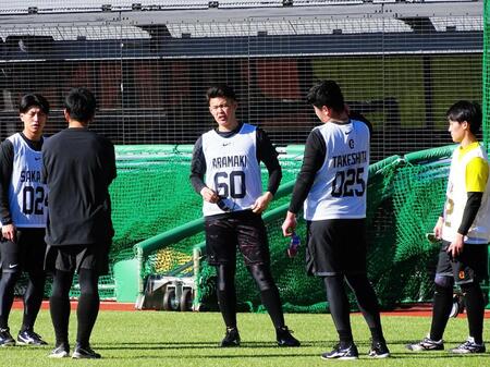 巨人　ドラ３荒巻　戸郷との対戦熱望「プロ人生の自分の中の指標に」キャンプ１軍スタート「バッティング」「元気」でアピール