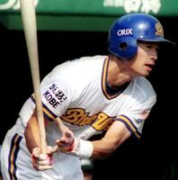 　「がんばろうＫＯＢＥ」のワッペンを付けたユニホームを着るイチロー＝１９９５年