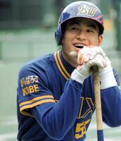 　「がんばろうＫＯＢＥ」のワッペンを付けたユニホームを着るイチロー＝１９９５年