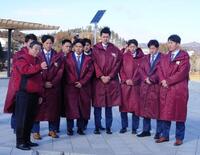 南三陸町震災復興祈念公園にある名簿安置の碑を訪れたルーキーたち