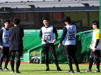 　キャンプ１軍スタートが決まったドラフト３位・荒巻（中）