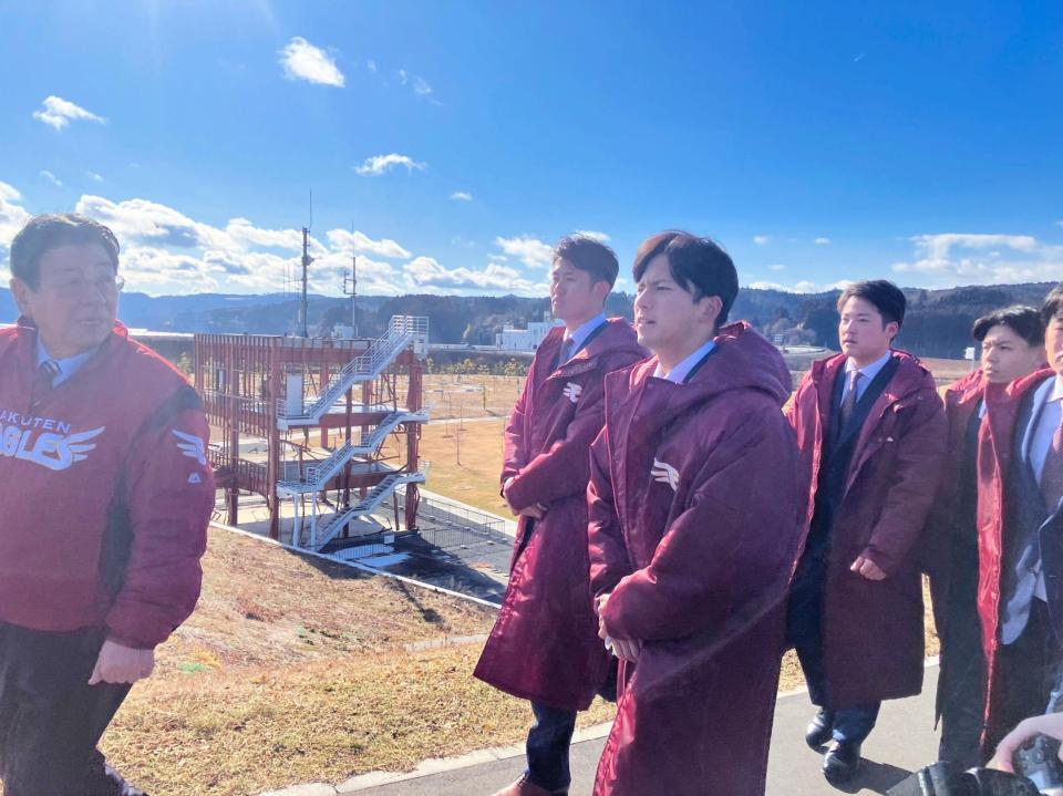 東日本大震災の被災地、旧防災対策庁舎で献花を行い、当時の話を聞くドラフト１位・宗山