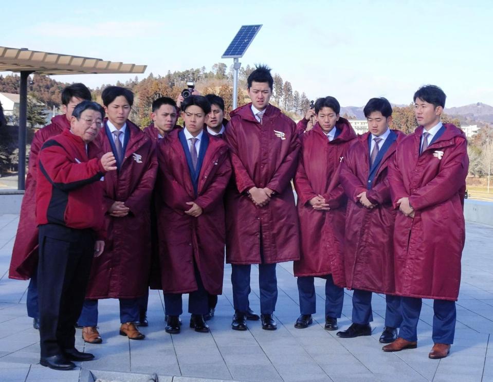 南三陸町震災復興祈念公園にある名簿安置の碑を訪れたルーキーたち