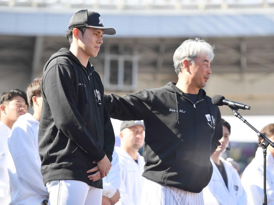 ファン感謝デーのオープニングで吉井監督（右）に呼ばれステージ中央に立つ佐々木＝２０２４年１１月