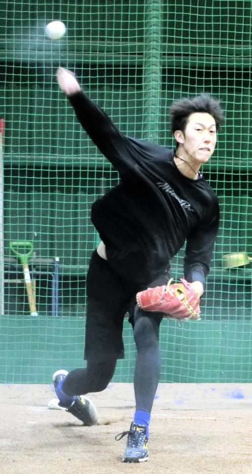 ブルペンで投球する福島