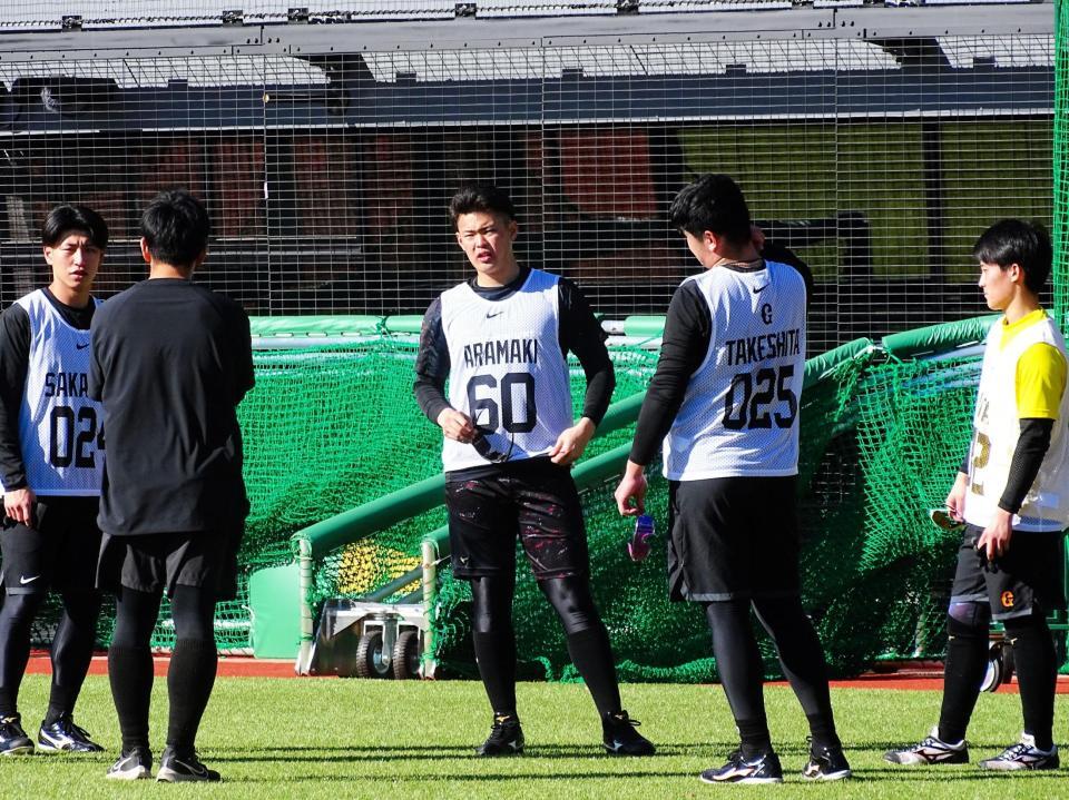 　キャンプ１軍スタートが決まったドラフト３位・荒巻（中）