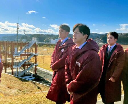 　東日本大震災の被災地、旧防災対策庁舎で献花を行い、当時の話を聞く宗山ら