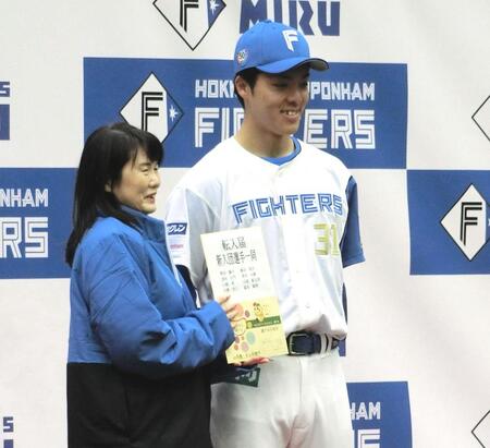 　芝田裕美鎌ケ谷市長に新人選手の転入届を提出し、記念撮影する柴田