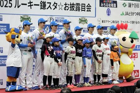 　ファンへのお披露目会に参加した（後列左から）柴田、藤田、浅利、清水大、山県、山城、川勝、渋谷