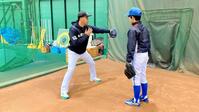　野球教室に参加し投球を指導する木村（左）
