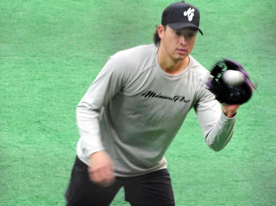 　自主トレで汗を流す堀田