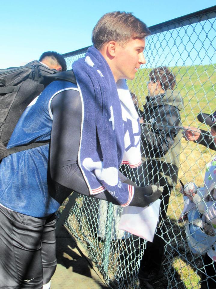 ファンにサインをするモイセエフ