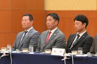 　１２球団監督会議に出席した（左から）桑田２軍監督、阿部監督、二岡ヘッドコーチ（撮影・伊藤笙子）