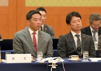 　１２球団監督会議に出席した阿部監督（左）と二岡ヘッドコーチ（撮影・伊藤笙子）