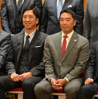 　記念撮影に納まる藤川監督（左）と阿部監督（撮影・伊藤笙子）