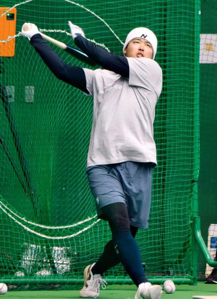 　打撃練習する村上