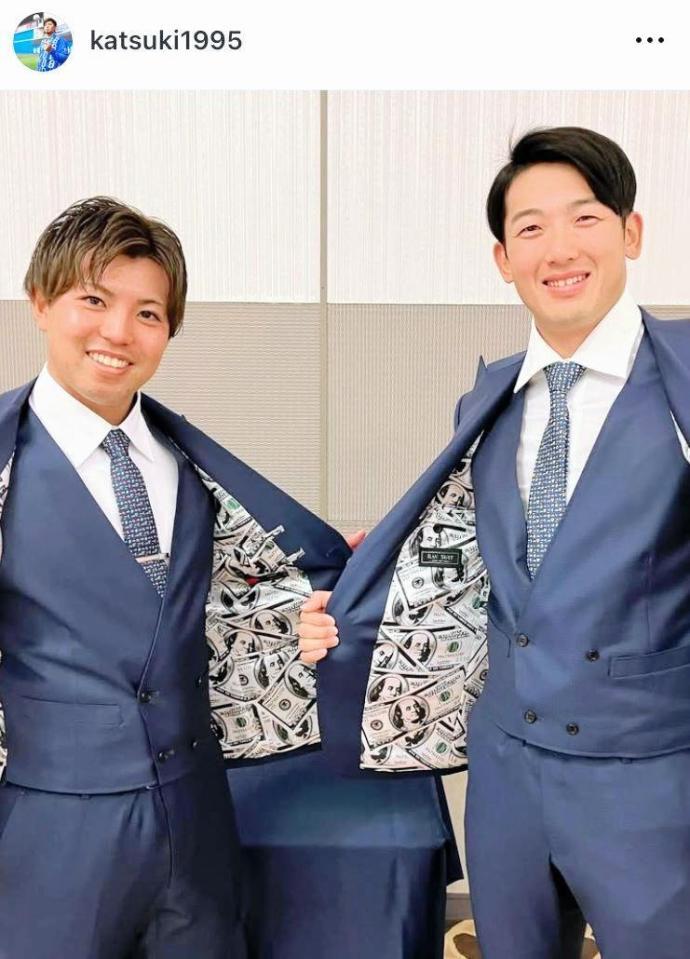 裏地までお揃いスーツで。２３年１１月の東克樹のインスタグラム＠ｋａｔｓｕｋｉ１９９５より