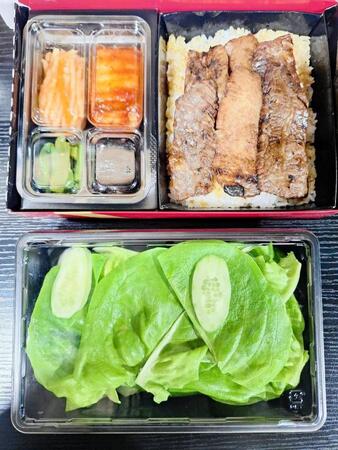 　報道陣に差し入れられた焼肉弁当とサラダ（撮影・福岡香奈）