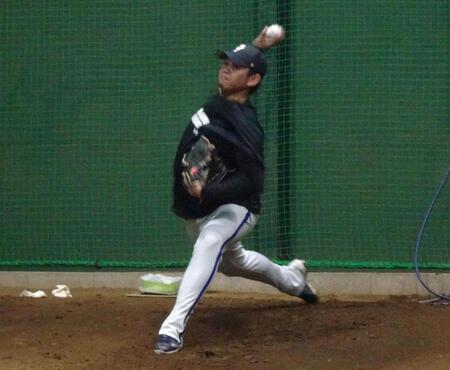 　ブルペンで投球練習を行う山崎