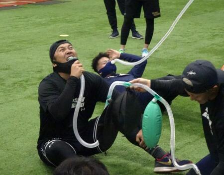 　低酸素トレで苦しさに顔を歪める山崎