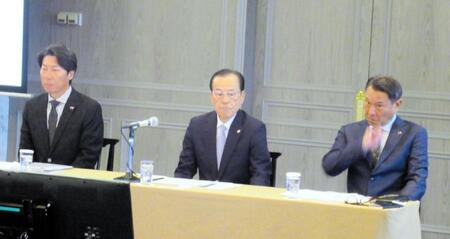 　１、２軍合同スタッフ会議に出席した左から高津監督、林田球団社長、池山２軍監督