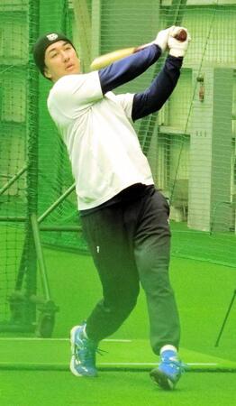 　打撃練習をする山口