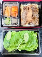 　報道陣に差し入れられた焼肉弁当とサラダ（撮影・福岡香奈）