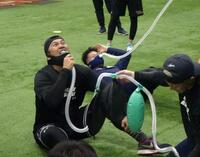 　低酸素トレで苦しさに顔を歪める山崎