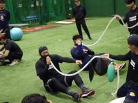 　低酸素トレを行い苦しさに顔を歪める山崎