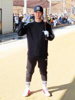 　ジャイアンツ球場で自主トレを公開した吉川