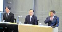 　１、２軍合同スタッフ会議に出席した左から高津監督、林田球団社長、池山２軍監督