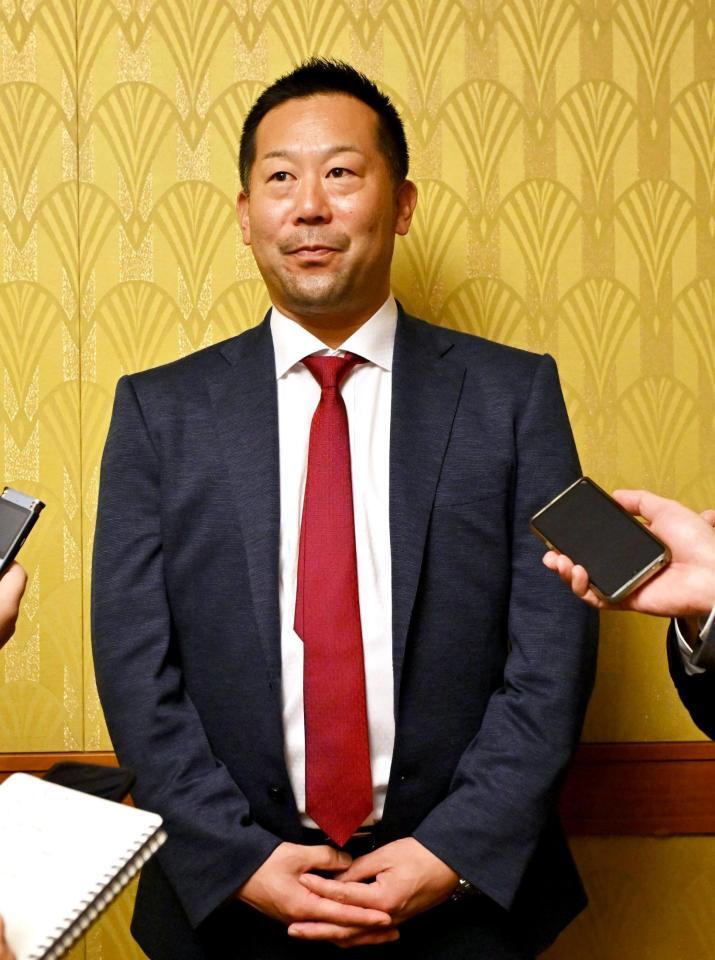 　会議を終え囲み取材に応じる三木監督