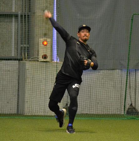 　キャッチボールを行う平野