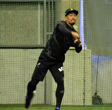 　キャッチボールを行う平野