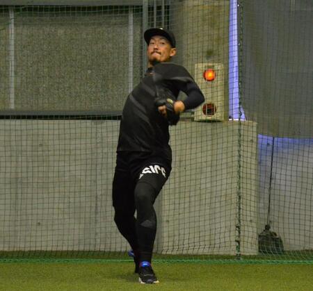 　キャッチボールを行う平野