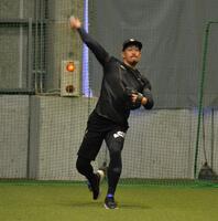 　キャッチボールを行う平野