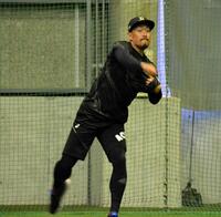 　キャッチボールを行う平野