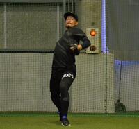 　キャッチボールを行う平野