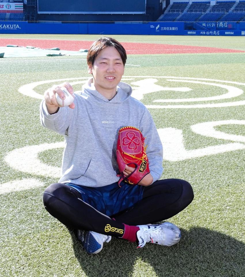 　自主トレを公開したロッテの石川柊は武器のパワーカーブの握りでポーズ